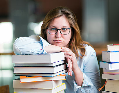 Studierende der TH Wildau hinter Büchern