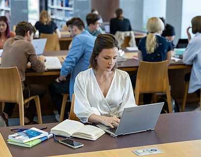 Studierende am Laptop in der Hochschulbibliothek der TH Wildau