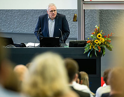 Prof. Christian Müller bei der Absolvent/-innenverabschiedung 2022