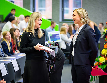 Prof. Verena Klapschus und Nicole Korset-Ristic im Gespräch