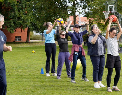 Menschen in einer Reihe beim Ballspiel