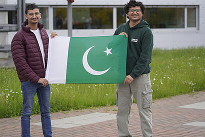 Zwei Männer halten die pakistan flagge in der hand