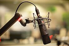 Interview Praesidentin Hitradio SKW Radio-Mikrofon im Studio