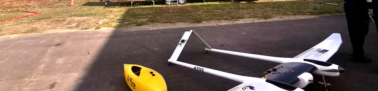 Drohne und Löschfahrzeug vom Projekt ALADIN auf dem Flugplatz Schönhagen