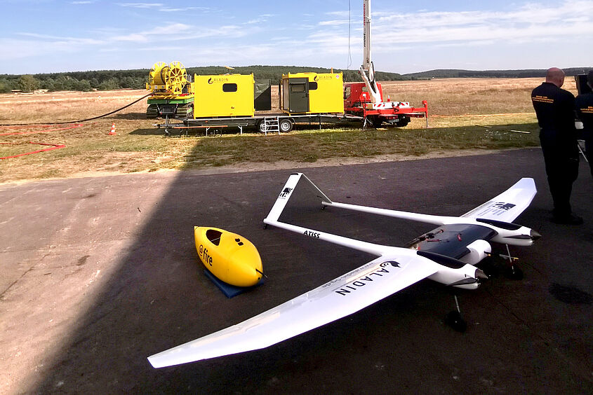Projekt ALADIN Drohne und Löschfahrzeug vom Projekt ALADIN auf dem Flugplatz Schönhagen