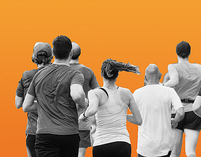 Läuferinnen und Läufer von hinten auf orangenem Hintergrund