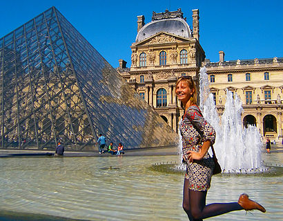 Studentin Bonny Brandenburger vor dem Louvre in Paris