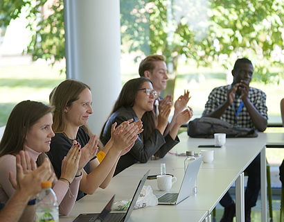 Teilnehmende der Sustainable Mobility Summer Academy 2023 bei der Abschlusspräsentation