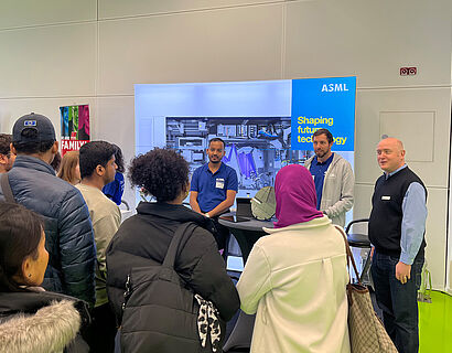 Personen beim Gespräch am Stand bei der THCONNECT 2025