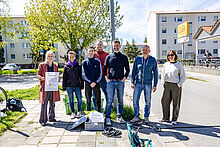 Gruppenbild mit dem Bürgermeister von Herzberg (Elster), Karsten Eule-Prütz, der stellvertretenden Bürgermeisterin und Leiterin des Fachbereichs Zentrale Steuerung & Services sowie Familie & Bildung, Stephanie Kuntze, Studierenden der TH Wildau, Prof. Dr.-Ing. Christian Rudolph sowie der wissenschaftlichen Mitarbeiterin Tabea Simon.