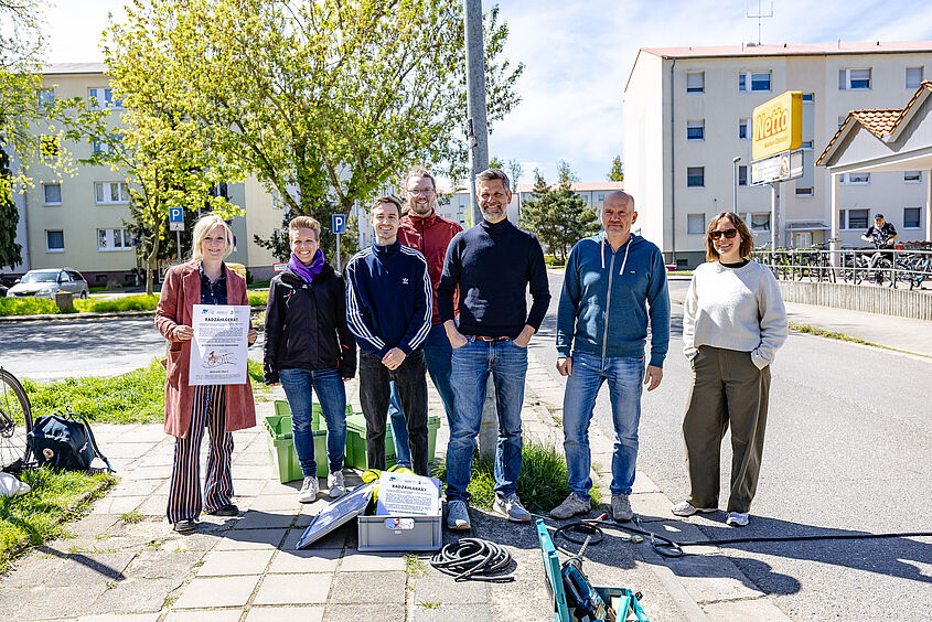 Gruppenbild mit dem Bürgermeister von Herzberg (Elster), Karsten Eule-Prütz, der stellvertretenden Bürgermeisterin und Leiterin des Fachbereichs Zentrale Steuerung & Services sowie Familie & Bildung, Stephanie Kuntze, Studierenden der TH Wildau, Prof. Dr.-Ing. Christian Rudolph sowie der wissenschaftlichen Mitarbeiterin Tabea Simon.