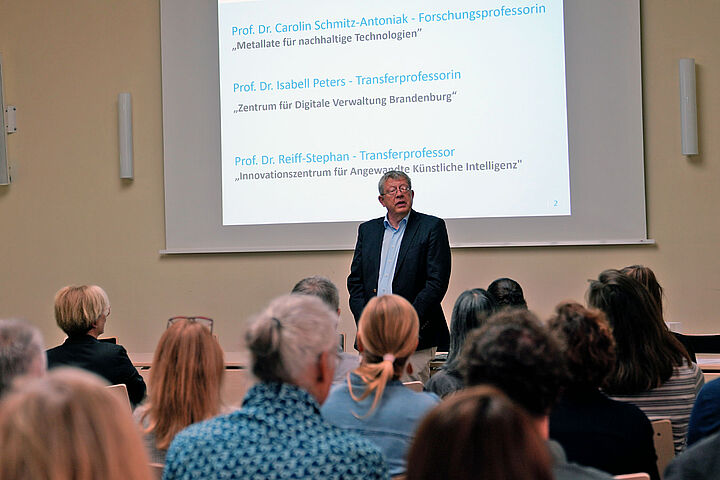 Prof. Klaus-Martin Melzer, Vizepräsident Forschung und Transfer, eröffnet die Veranstaltung