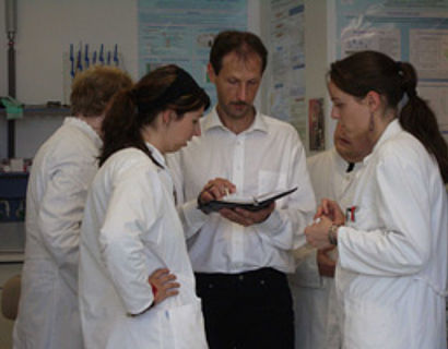 Professor Lisdat und Studenten im Labor