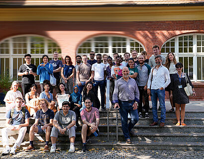 Gruppenfoto von den Teilnehmenden der Sustainable Mobility Summer Academy mit Wildaus Bürgermeister