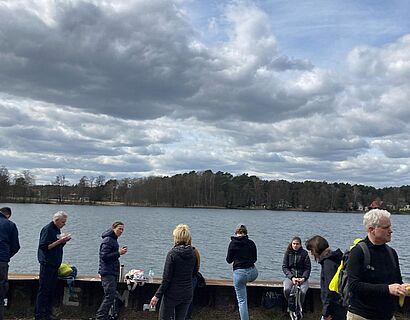 Wander*innen Pause bei der 50-KM-Wanderung am See