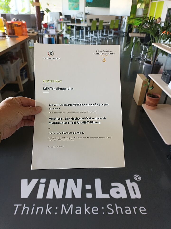 das Foto zeigt das MINTchallenge Zertifikat im ViNN:Lab