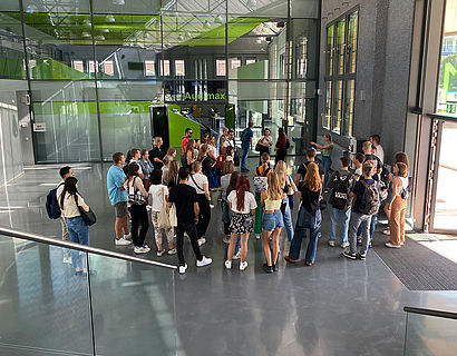 Erstsemester-Studierende beim Campusrundgang im Foyer von Halle 17 vor dem Audimax