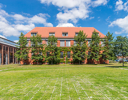 Campuswiese mit Blick auf Haus 13