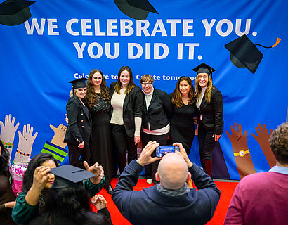 Absolvent*innen machen ein Gruppenfoto bei der Verabschiedung 2025 