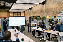 240126_TH_News_Besuch StS ZDT Fabian Heuel, Leiter der Geschäftsstelle des Zentrum der Brandenburgischen Hochschulen für Digitale Transformation (ZDT), stellt Guido Wendt, Staatssekretär für Wissenschaft und Bildung in Schleswig-Holstein, das ZDT im Opp:Lab der TH Wildau vor.