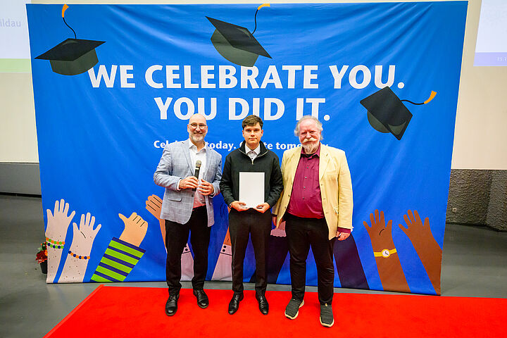 Preisträger Julian Niedling zusammen mit Prof. Alexander Stolpmann und Vetreter*innen der Fördergesellschaft der TH Wildau e.V.