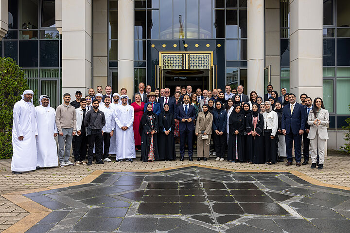 Studieren des deJusoor International Programm , Vertreter/-innen von Unternehmen zusammen mit dem Botschafter und weiteren Vertreter*innen und Organsisatoren bei einem Empfang in der Botschaft der Vereinigten Arabischen Emirate