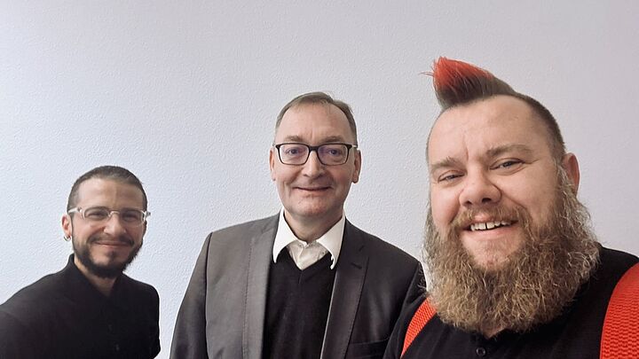 Auf dem Bild sind Ray Trautwein, Andreas Moerke und Lars Bergmann bei einem Vernetzungstreffen an der TH Wildau zu sehen