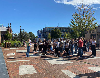 Erstsemester-Studierende beim Start eines Campusrundgangs vor Halle 17 auf dem Campus der TH Wildau