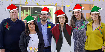 Team des International Office mit Weihnachtsmann-Mützen