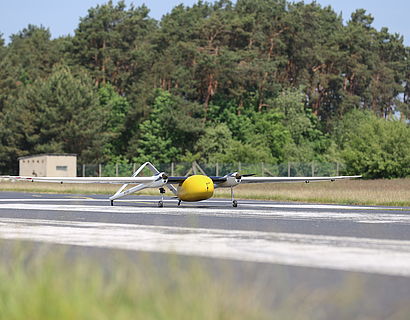 ATISS stehend auf der Startbahn am Flugplatz Schönhagen