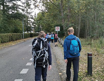 Wandern am Straßenrand