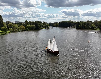 Luftbildaufnahme von Segelkutter auf See
