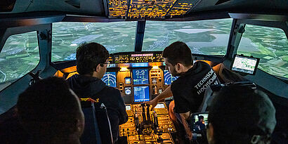 Studierende im Flugsimulator