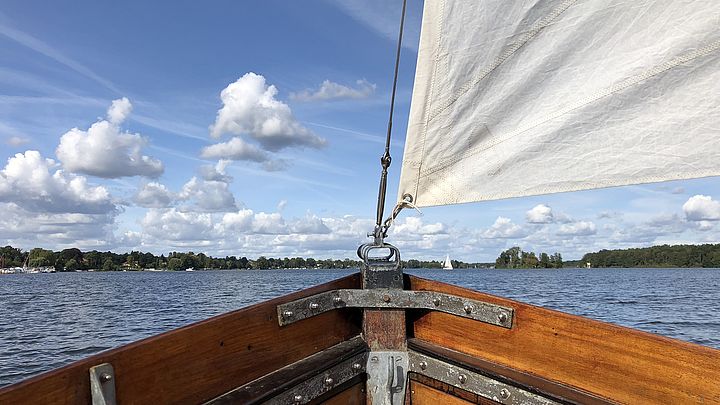 Blick übern Bug auf den See