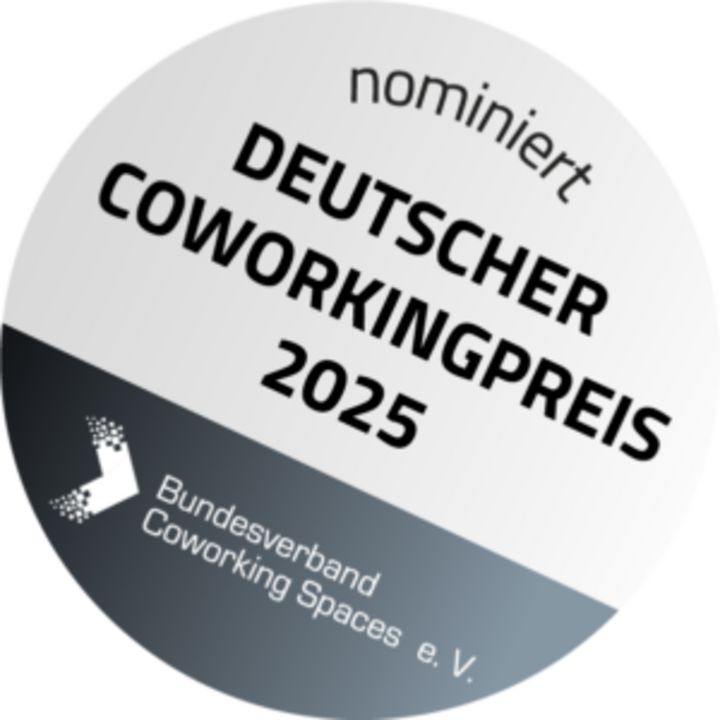 Das Bild zeigt einen Kreis auf dem "nominiert: Deutscher Coworkingpreis 2025" steht