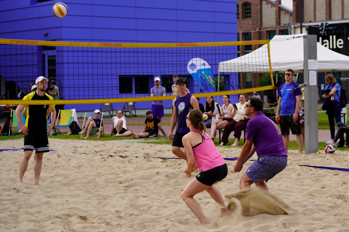 Menschen spielen Beachvolleyball