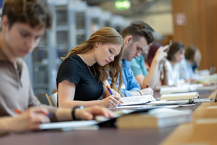 Studierende beim Arbeiten in der Bibliothek