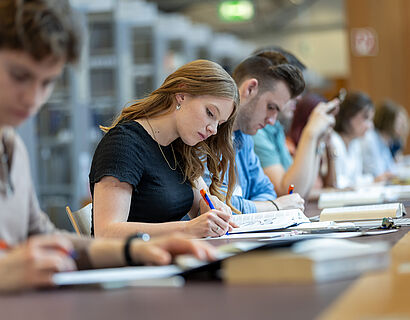 Studierende beim Arbeiten in der Bibliothek