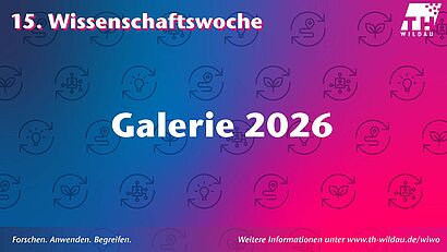 Hier ist "Galerie 2026" im Vordergrund zu sehen mit blau, lila und pinkfarbenen Hintergrund mit Symbolen.
