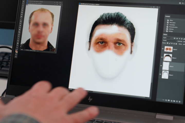 Jemand arbeitet an einem Laptop