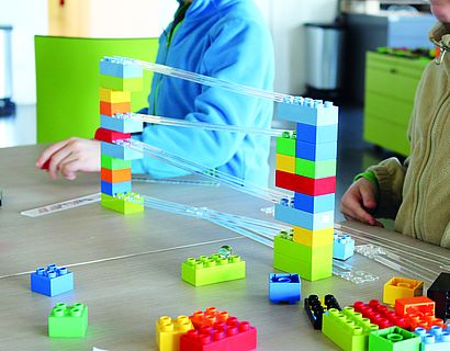 Kugelbahn aus Lego und selbst gedruckten Bahnen