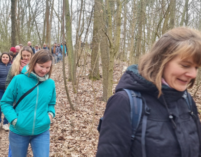 Menschen wandern abschüssigen Waldweg entlang