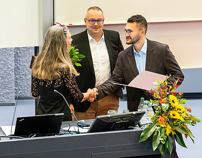 DAAD-Preis-Gewinner erhält Auszeichnung bei der Absolvent/-innenverabschiedung 2022
