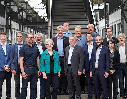 Teilnehmende beim Gruppenfoto im Rahmen der Eröffnung des Joint Technology Lab 