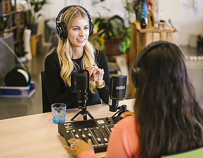 Zwei Personen beim Podcast Interview