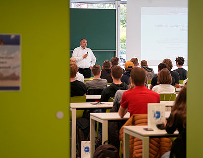 Blick in einen Seminarraum mit Studierenden und einem Dozierenden des Studiengangs Luftfahrttechnik/Luftfahrtmanagement