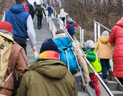 Menschen steigen eine Treppe hinauf