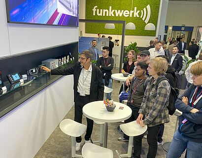 Studentische Exkursion auf die Innotrans - Vortrag zu Zugfunkgeräten von Funkwerk