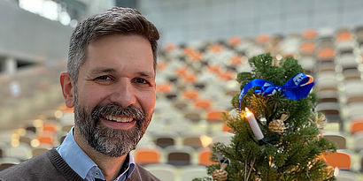 Prof. Christian Rudolph im Hörsaal von Halle 14