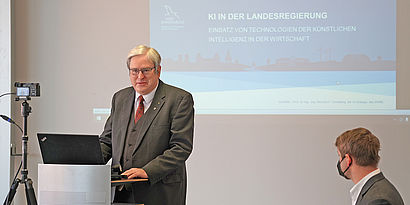 Brandenburgs Wirtschaftsminister Jörg Steinbach bei Termin an der TH Wildau